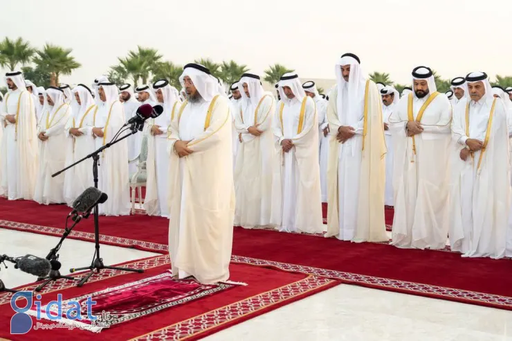 تصاویری از امیر قطر در صف نماز برای بارش باران