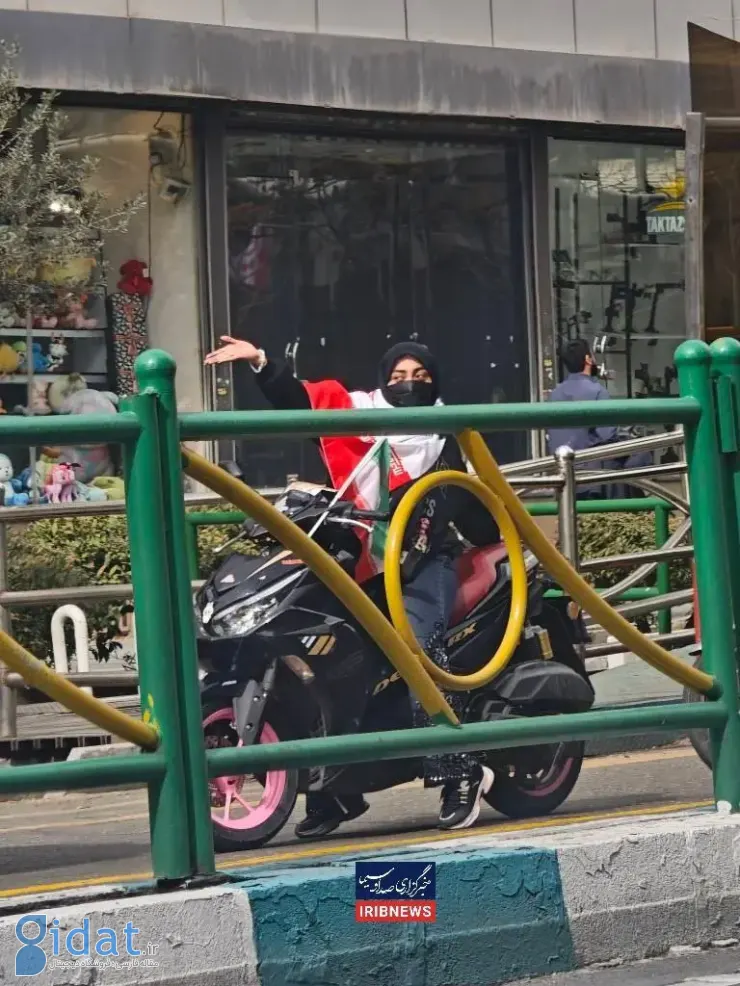 دختری با حجاب با موتورش به راهپیمایی آمده بود