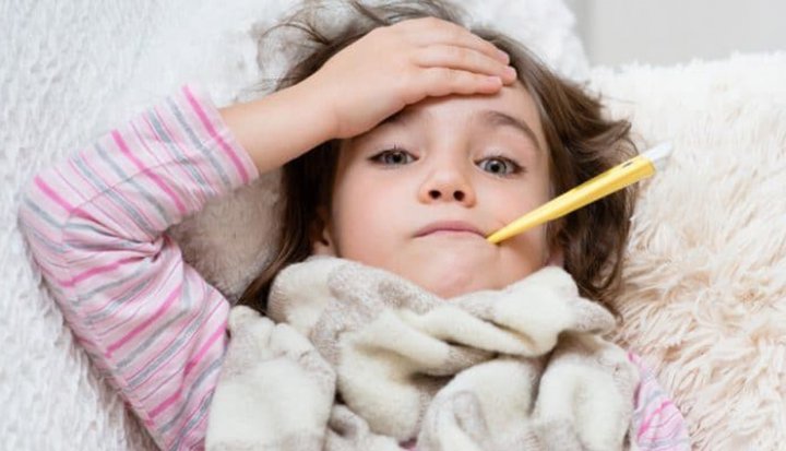 بایدها و نبایدهای رفع تب در کودکان؛ نکاتی که پدر و مادرها باید بدانند