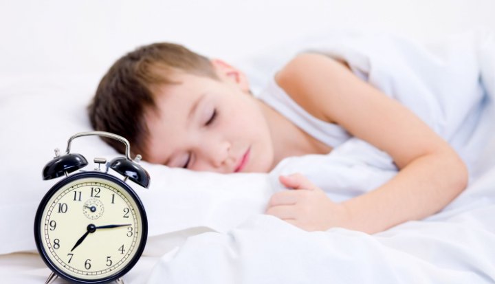 تنظیم خواب کودک برای شروع دوباره روزهای مدرسه با ۵ نکته ضروری