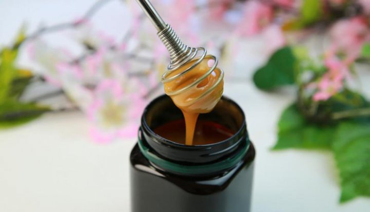 خواص درمانی عسل برای جوش صورت و نحوه استفاده از آن برای درمان جوش