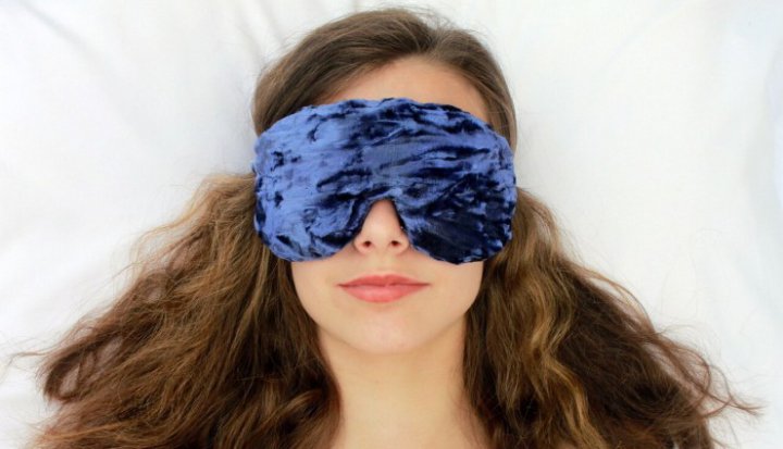 فواید استفاده از چشم بند خواب و ویژگی های یک چشم بند مناسب