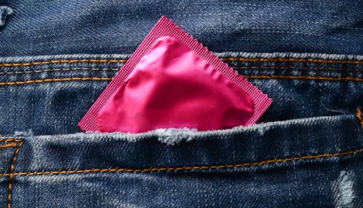 جا ماندن کاندوم در واژن؛ دلایل، پیامدها و اقدامات احتیاطی لازم