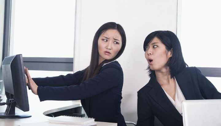 ۴۹ رفتار و عادت اشتباه در محیط کار که همکارانتان را کلافه می کند