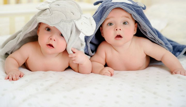 روش نگهداری نوزاد دوقلو؛ توصیه های طلایی برای پدرها و مادرها