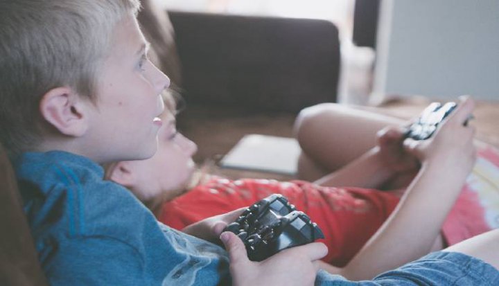 بازی کامپیوتری برای کودکان خوب است یا بد؟ راهکارهای انتخاب بازی و نظارت