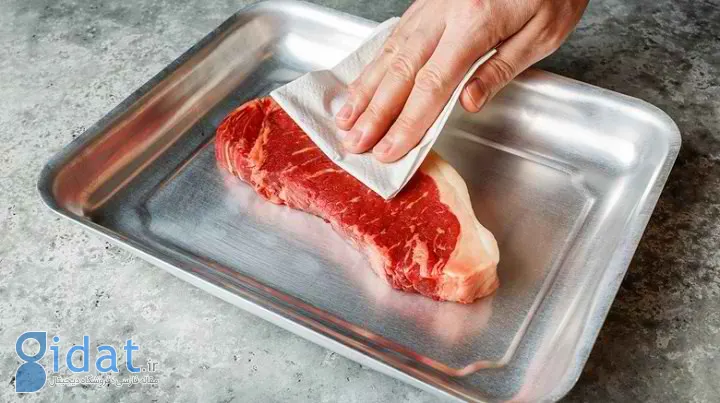خشک کردن گوشت و ماهی با دستمال کاغذی قبل از سرخ کردن آن