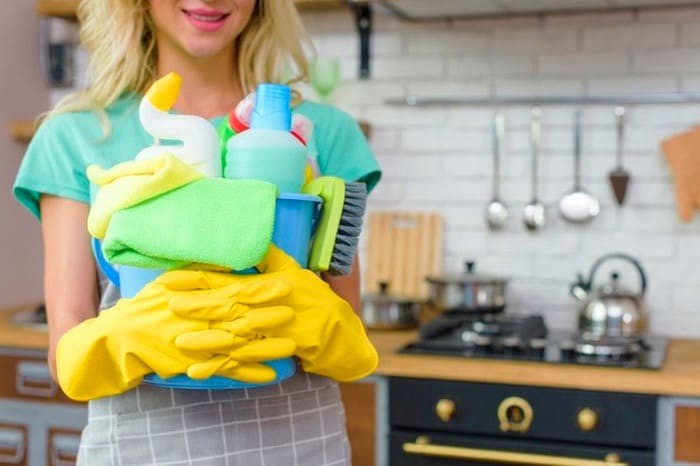 چگونه کابینت آشپزخانه را تمیز کنیم؟ 6 ترفند آسان